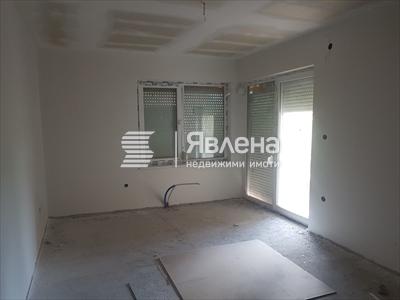 хол с излаз на двора