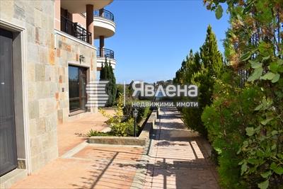 озеленен двор