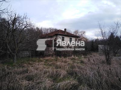 просторен двор