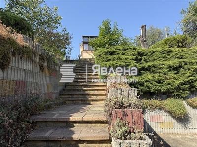 вход към двора